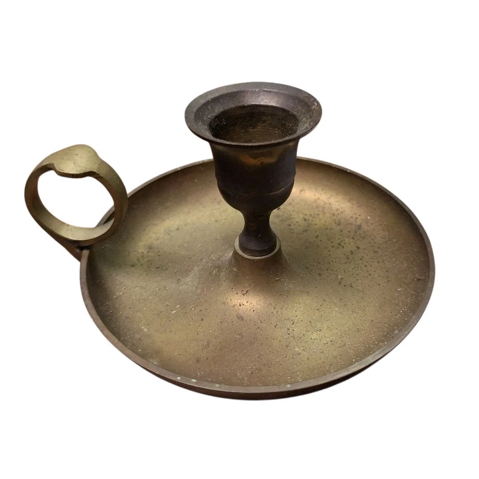 2 suportes de vela vintage latão chamberstick descanso para o polegar furo dedo gotejamento panela pátina - Imagem 3 de 4