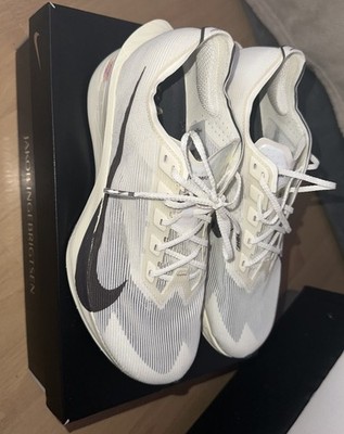 Der Nike ZoomX Vaporfly NEXT% 4 ist komplett neu und ungetragen.