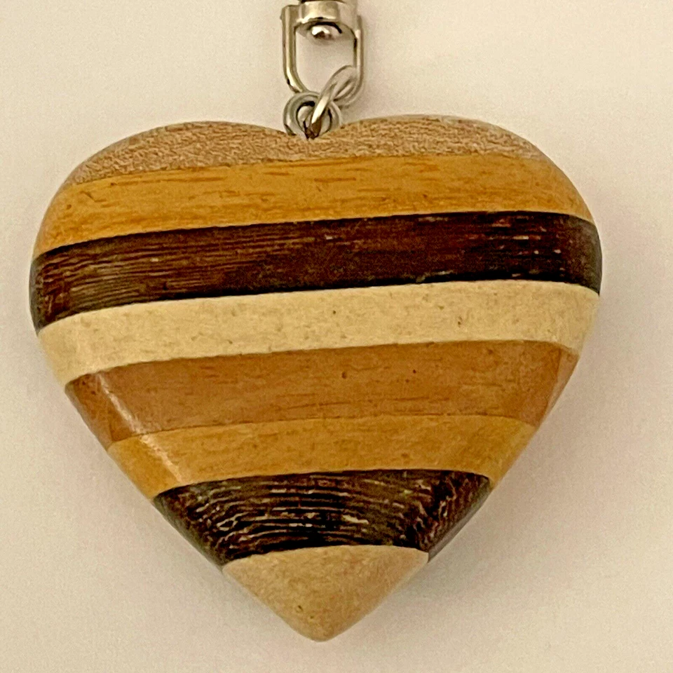 Llavero corazón madera monedero encanto - Capas de diferentes tipos de madera Foto 2 de 4