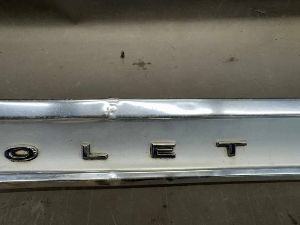 1964 Chevy Impala porta-malas moldura aplique acabamento deck tampa enseada letras emblema fabricante de equipamento original - Imagem 4 de 4