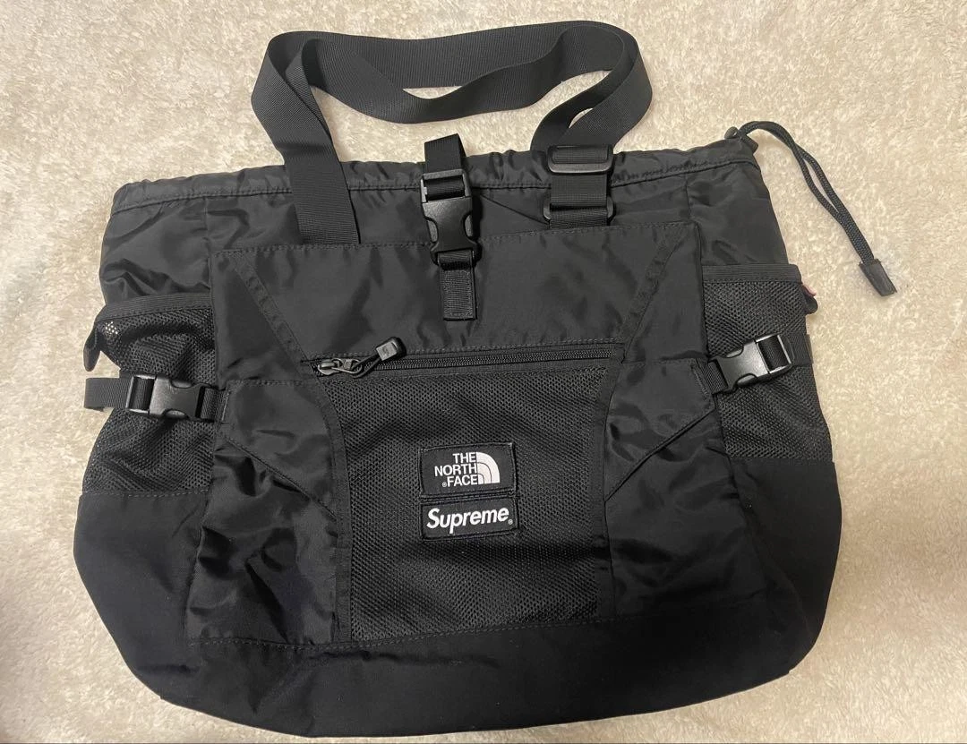 Sac fourre tout Supreme The North Face Collaboration édition limitée homme modèle rare col