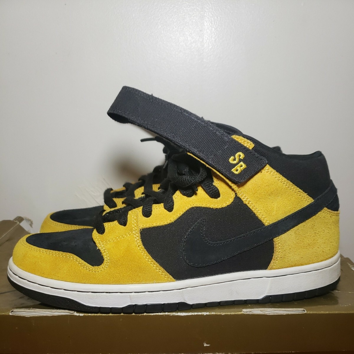 Pre-owned Nike SB Dunk Mid Size 9.5 Pre-owned Nike SB Dunk Mid Size 9.5