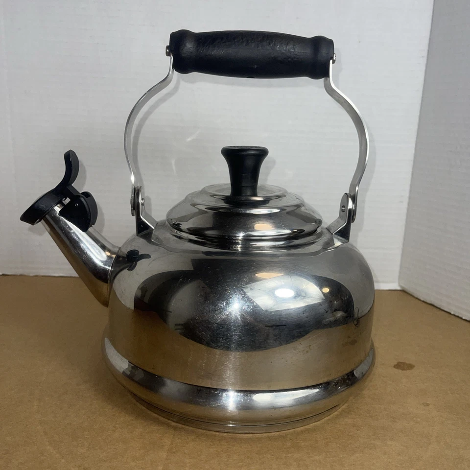 Le Creuset Tea Kettle Stainless Steel Whistling Pot 1.7QT 1.6 L - Image 2 of 4