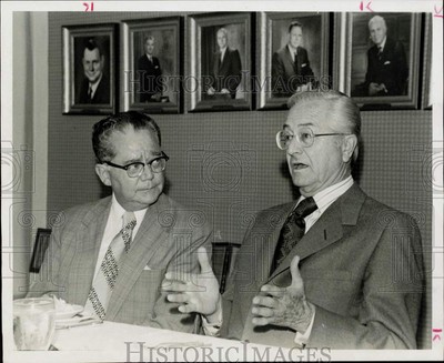 1972 Press Photo Actor Robert Young and Dr. Sidney Schnur talk at luncheon, TX