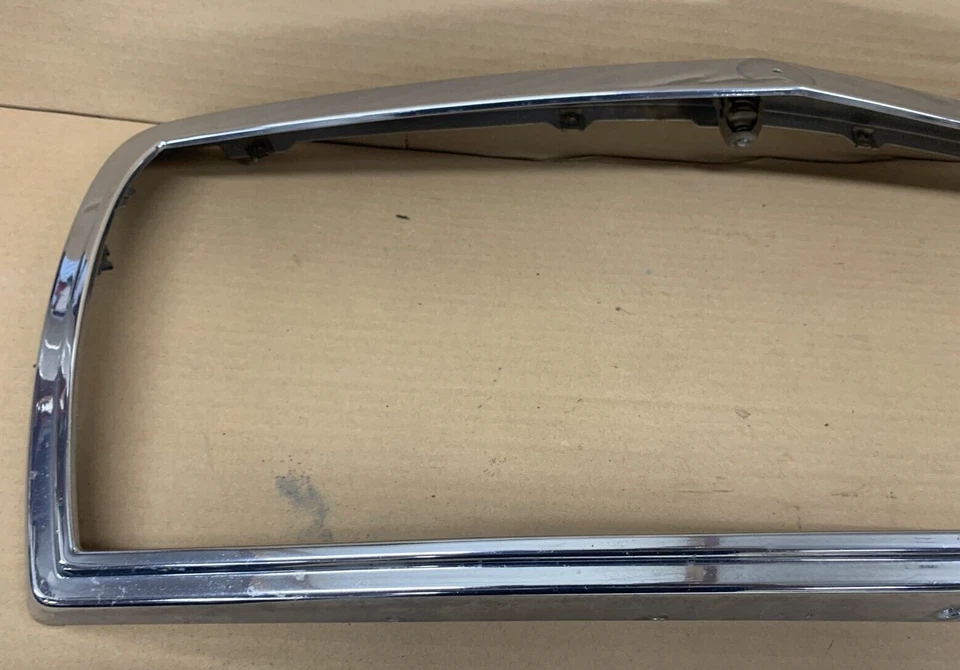 1989 Mercedes 300SE 126 Front Grille Chrome Surround 1268800883 1986-1991 Foto 3 de 4