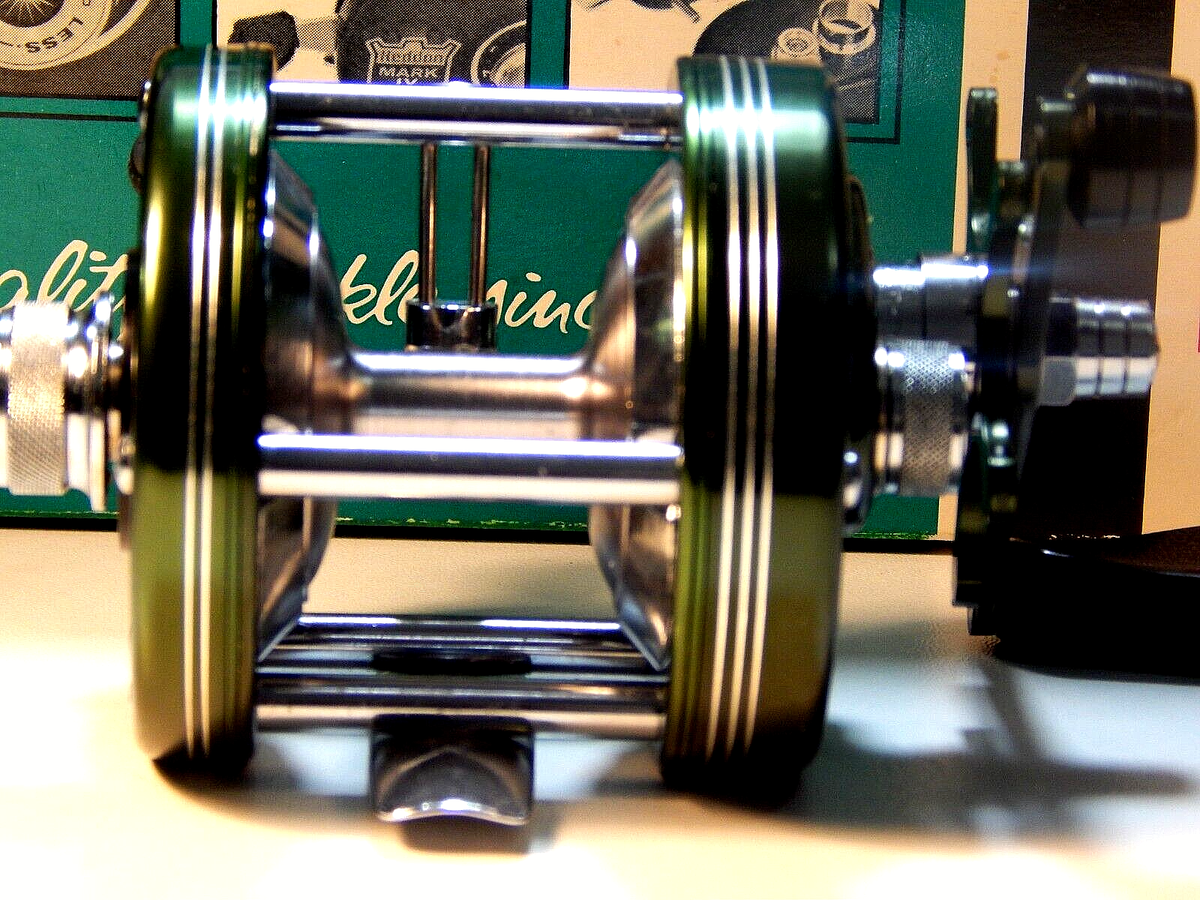 Vintage Heddon 3200 Mark IV teal-green helical-geared casting reel