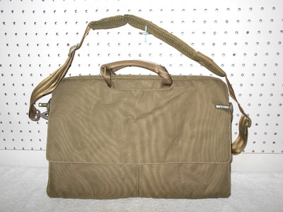 INCASE OLIVE GREEN PADDED 16.5X11.5 FUR PADDED LAPTOP SHOULDER BAG