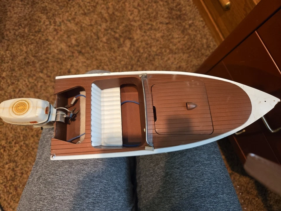 Barco de revestimiento de flota con motor Johnson juguete de colección Foto 2 de 4