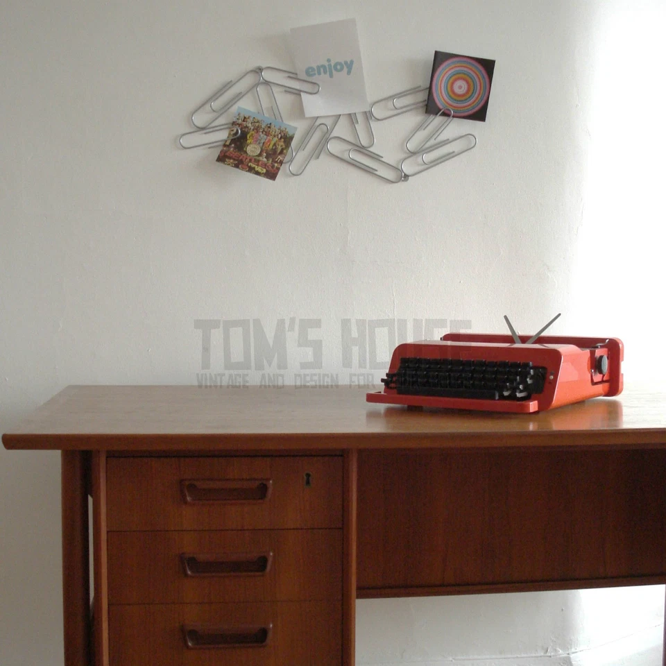 Giant Paperclip Noticeboard metal office novelty note xmas card holder  - Image 2 of 4