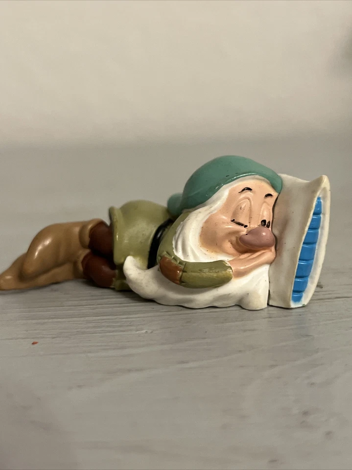 "Figura de acción de 2"" Sleepy con almohada Blancanieves y siete enanitos juguete de PVC de Disney" Foto 3 de 4