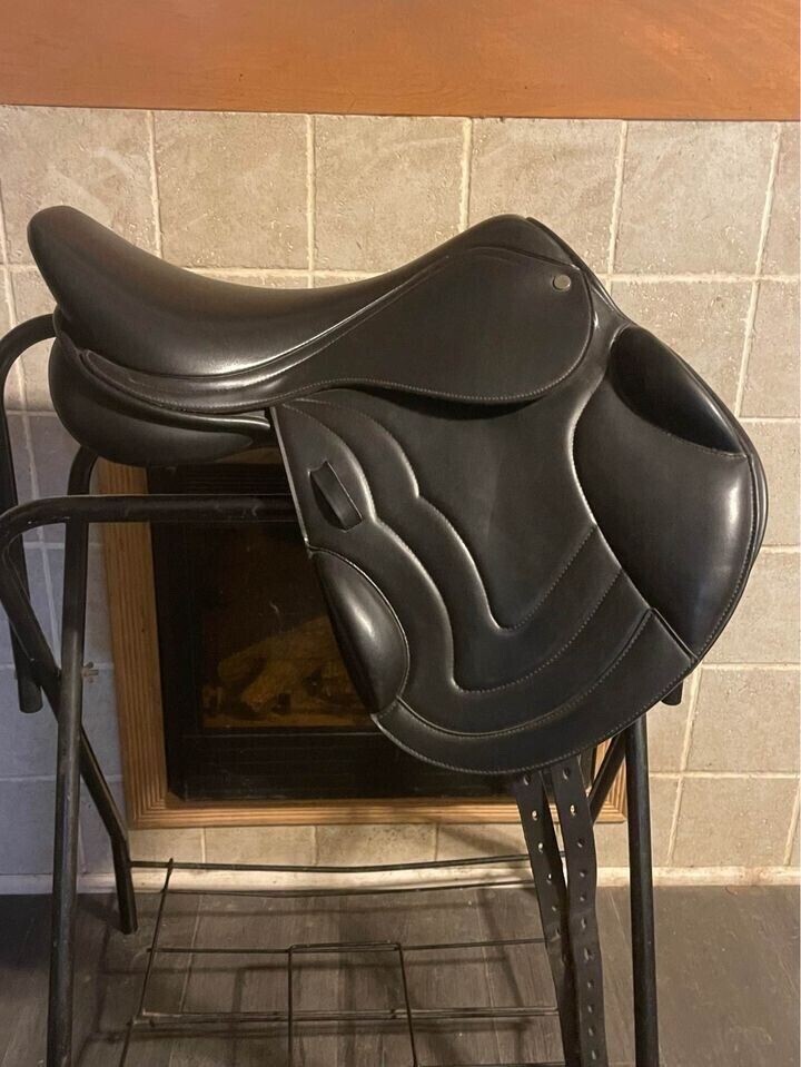 Dressage saddle for horses Premier Equine Montpellier | La sellerie de Maé