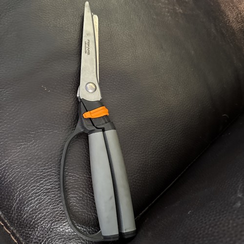 FISKERS SOFT TOUCH QUILTERS CRAFTERS LOCKING SCISSORS MADE IN USA - Picture 15 of 15