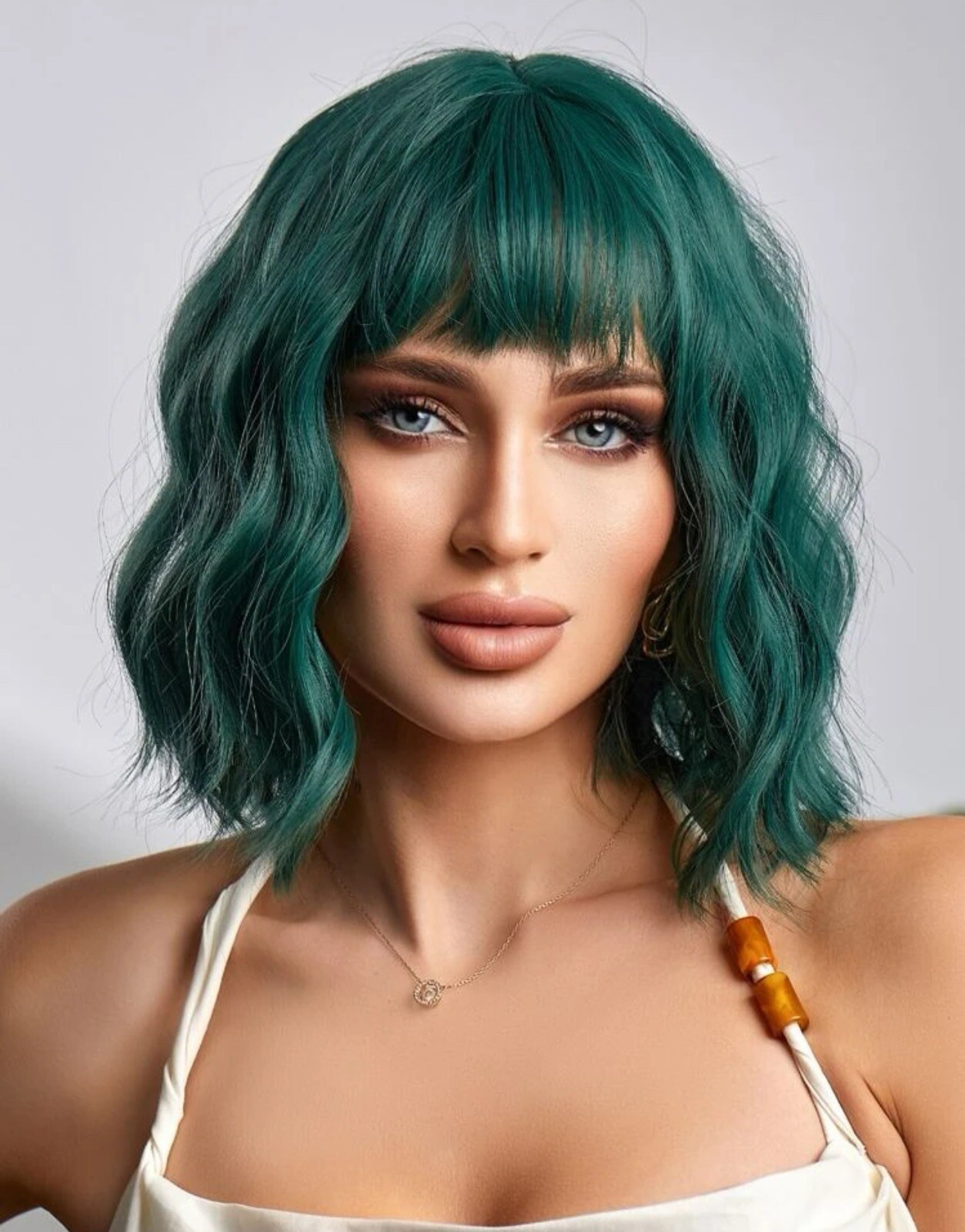 Perruque courte verte avec frange droite et ses 4 bonnets extensibles pour femme