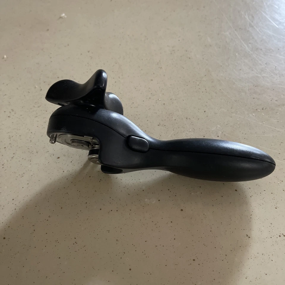 Abrelatas Manual Borde Liso OXO Buen Empuñadura Rueda de Corte Acero Inoxidable Foto 2 de 4