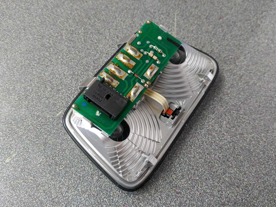 EXCELENTE LUZ DOMO INTERIOR ORIGINAL USADA ORIGINAL PORSCHE CAYMAN Foto 3 de 4