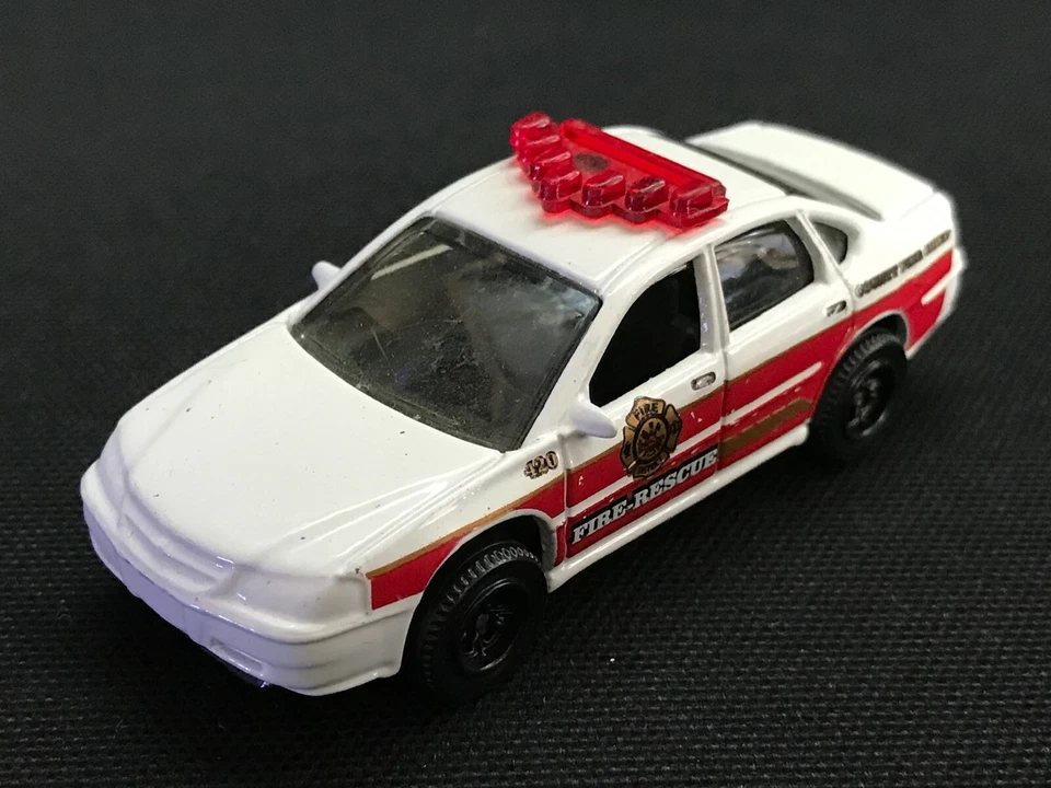 Matchbox 2000 Chevrolet Impala Fire Chief Scale 1:66 Collectable - Image 2 of 4