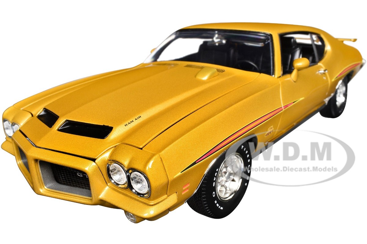 1971 PONTIAC GTO JUDGE QUEZAL GOLD 1/18 DIECAST MODEL CAR BY