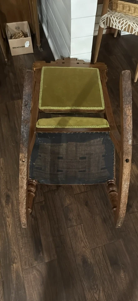 Mecedora Eastlake de madera antigua con cojín verde Foto 4 de 4