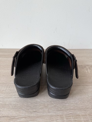 A+ Dansko Ingrid Clogs Slipper braun 41 US 10 runde Spitze Schnalle Keilabsatz Leder - Bild 3 von 9