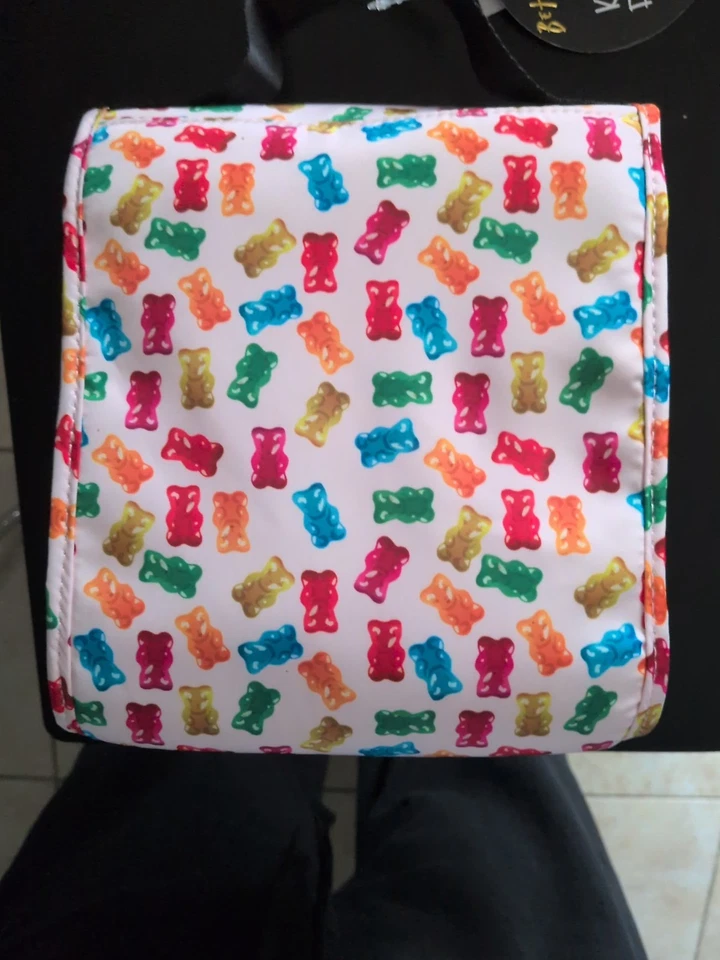 Lancheira Betsey Johnson branca com ursinhos de borracha coloridos/NOVA COM DEFEITOS UM PONTO DE CANETA* - Imagem 3 de 4