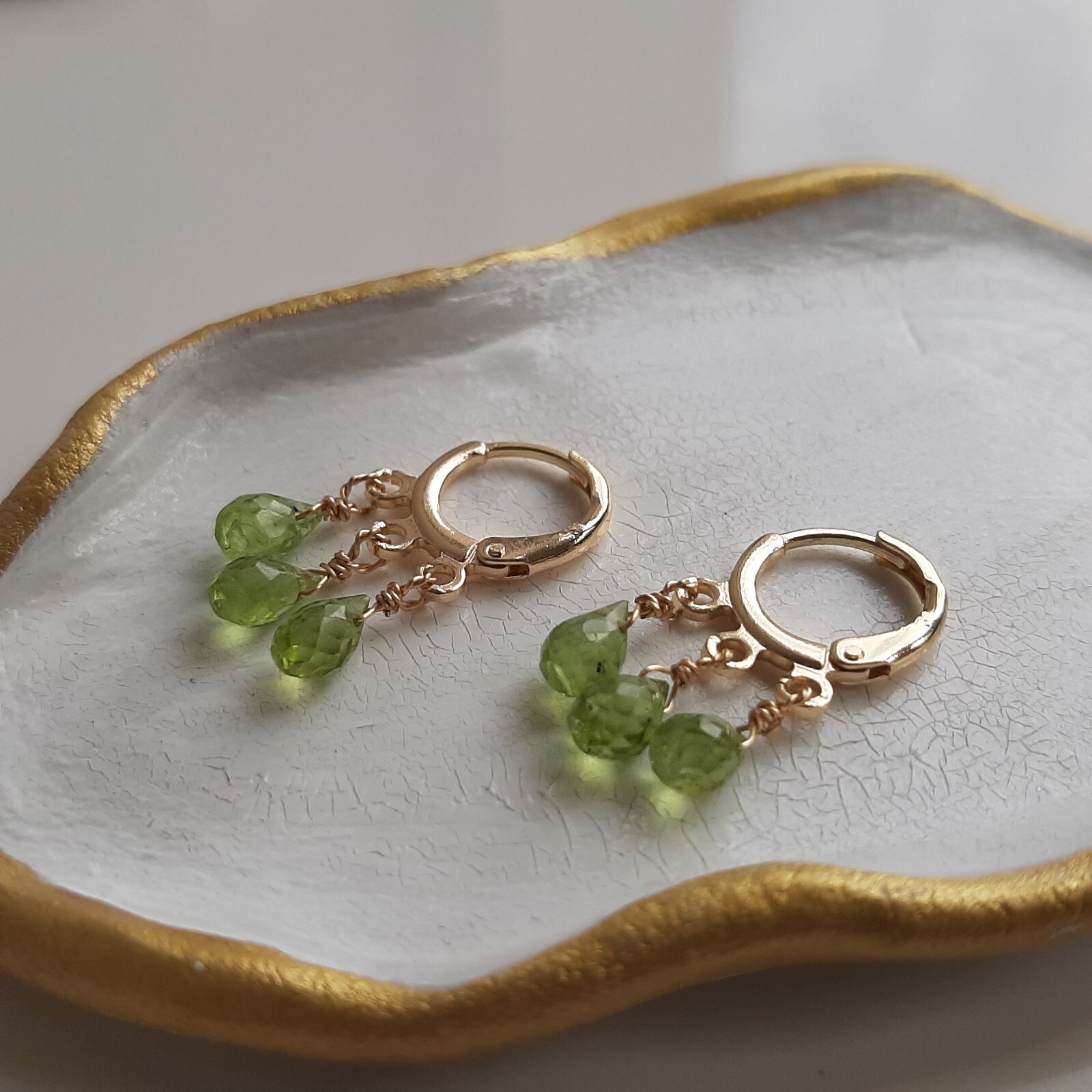 Boucles d'oreilles dormeuses péridot naturel anti-allergie en plaqué or