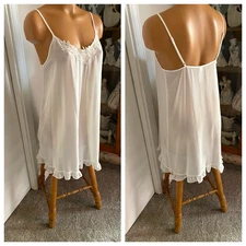 GILLIGAN & O'MALLEY WHITE W/ LACE APPLIQUE & RUFFLE TRIM SHORT NIGHTGOWN SZ S