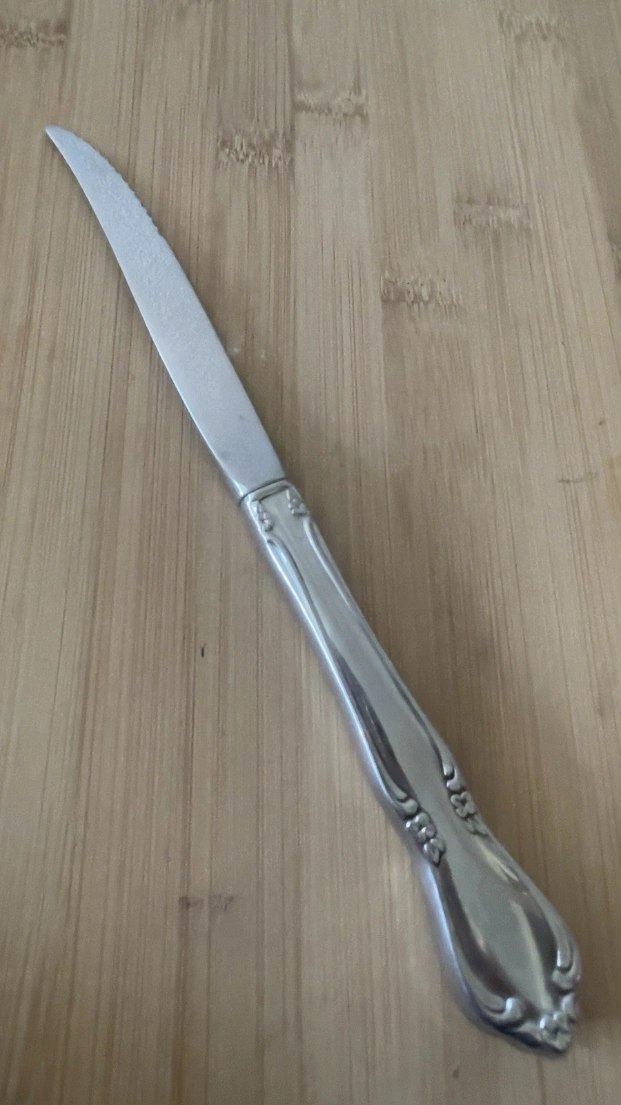 Oneida Deluxe Stainless CHATEAU Floral Scroll HOLLOW SERRATED STEAK KNIFE 9"