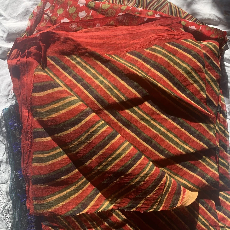 Paquete de tela cruda tejida delgada hindú del sur de Asia vintage con patrones rústicos audaces Foto 4 de 4