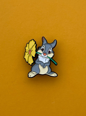 Pin/Anstecknadel/Emaille-Brosche für BAMBI/KLOPFER* Fans/HASE/RABBIT/gelbe Blume