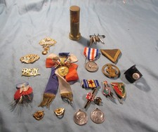 Militaria, petit lot.. insignes de conscrit et autres  briquet de poilu, etc..