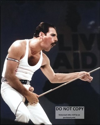 FREDDIE MERCURY ON STAGE AT ''LIVE AID'' IN 1985 ''QUEEN'' - 8X10 PHOTO (RT-641)