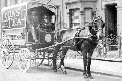 azf-78 Vintage Lyons' Teepferd-Drawn Delivery Cart, Unlocated. Foto