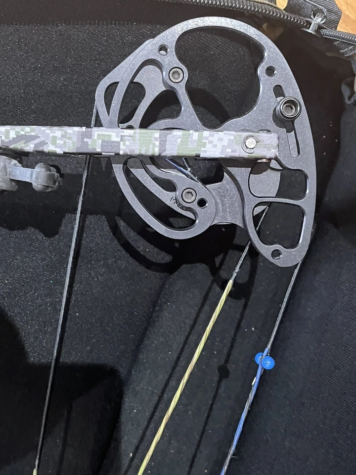 Quest G5 compound bow used Right Hand 70 Pound - Image 4 of 4