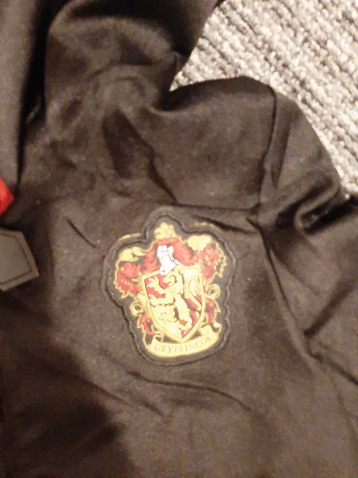 Bata de vestir con capa de Gryffindor grande para niños de Harry Potter Foto 2 de 4