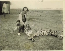 1924 Press Photo Mrs. W.J. Morden of Chicago with a tiger she shot in Nepal