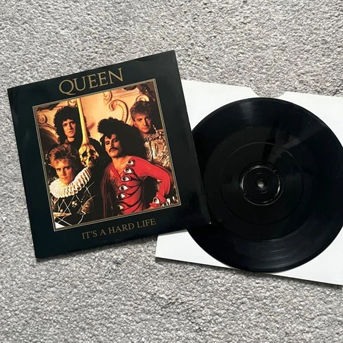 RARE factory mis-press 7" QUEEN it's a hard life UK 1984 EMI missing label NM