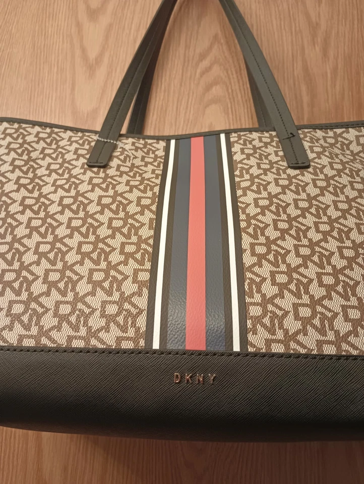 Bolso de Mano Grande Shopper DKNY Tylor R21AJR94 Firma Marrón Logo con Rayas Clásicas Foto 2 de 4