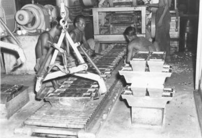 Workers mechanically moulding tin ingots at a tin mine in Malaya 1957 Old Photo