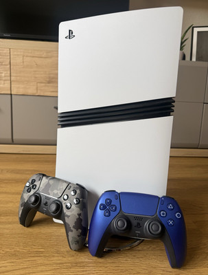 Sony PlayStation 5 Pro Heimkonsole 1TB Weiß/Schwarz mit 2 DualSense Controllern
