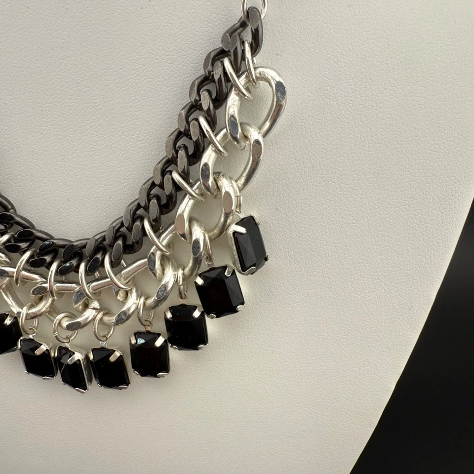 Collar llamativo de perlas de imitación y cadena con dijes cuadrados negros en tono plateado Fi Foto 2 de 4