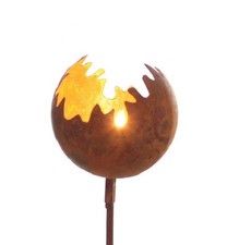 Metall Stecker. FEUERBALL. Feuerkugel, Gartenstecker Edelrost. 11cm. Länge 80cm.