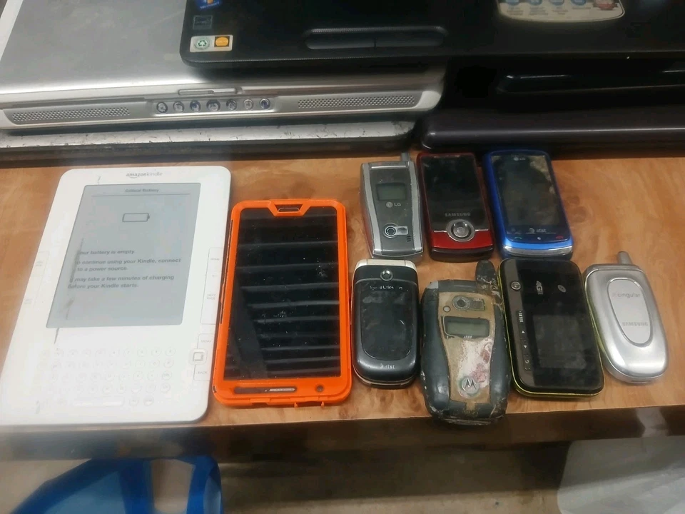 Mixed Lot Of 5 Laptops, 8 Cell Phones, 1 Tablet, And 2 Hard Drives.... Parts... - Image 3 of 4