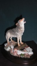 COUNTRY ARTISTS HOWLING ( LOUP ) WOLF LARGE SUJET EN RESINE
