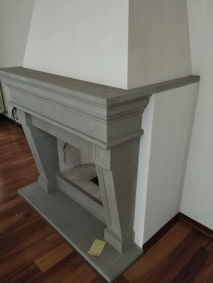 Cornice camino in pietra lavorata a mano colore grigio. - Immagine 4 di 4
