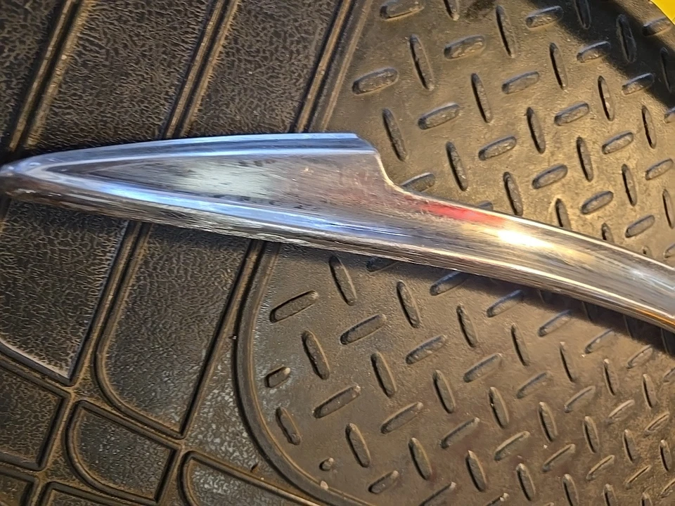 Ford Custom 1957 sedán de 2 puertas cuarto trasero izquierdo moldura marca de verificación delantera Foto 3 de 4