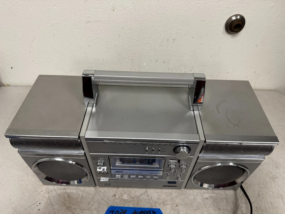 Mini sistema de componentes estéreo portátil Sanyo C-7 C7 Boombox - Foto 4 de 4