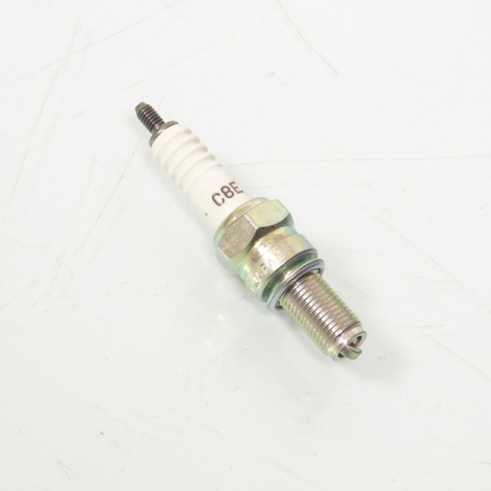 Bougie NGK C8E avec électrode en nickel pour un démarrage à froid optimal - 2