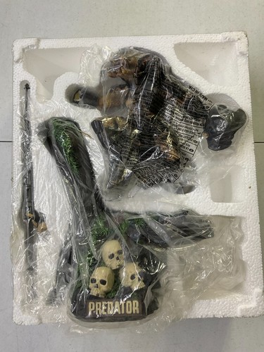 Limited Edition CinemaCast PREDATOR Statue 1994 Kenner 62400 Cinema Cast Diorama