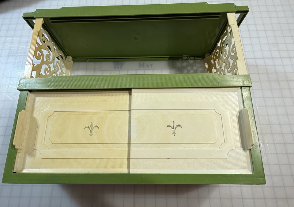 Botiquín de baño de plástico verde aguacate Mid-Century de colección Foto 2 de 4