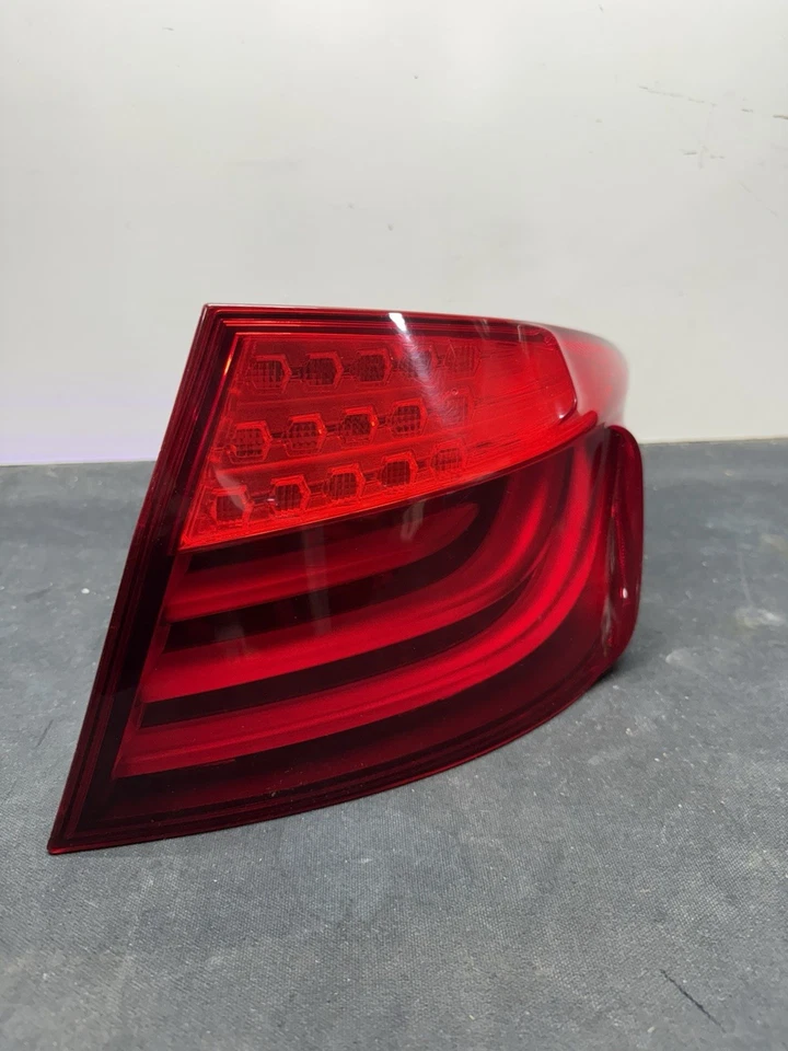 BMW 535i 2011 lado derecho del pasajero exterior QTR luz trasera montada Foto 2 de 4
